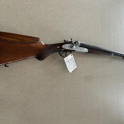 espingarda clássica de caça com coronha em madeira e cano metálico