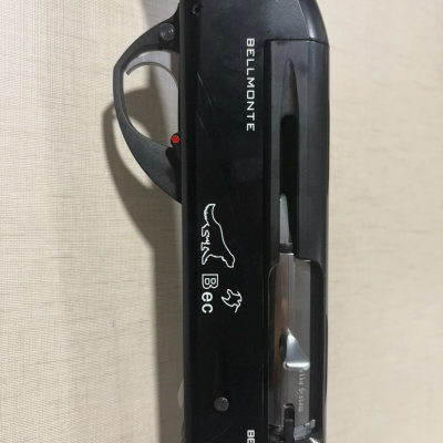 Espingarda Benelli Bellmonte preto com madeira castanha e marcas visíveis.