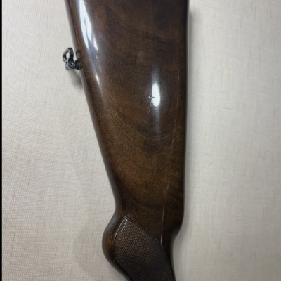 Coronha de espingarda em madeira castanha polida com textura quadriculada