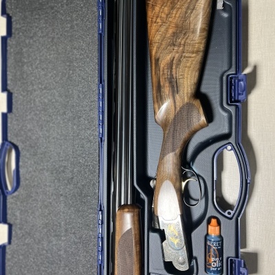 Espingarda de canos duplos com coronha em madeira dentro de caixa azul