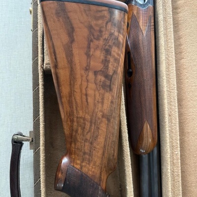 Arma de fogo com madeiras castanhas em estojo castanho claro