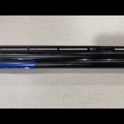 Barra de metal preta e azul com texto 'BERETTA' sobre superfície cinza clara