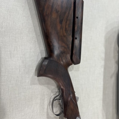 Espingarda com coronha em madeira escura e gatilho metálico