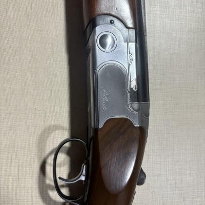 Espingarda com empunhadura em madeira e caixa metálica com gravação e texto La Béréta.