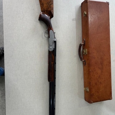 Espingarda de canos paralelos em madeira e metal com estojo rígido marron