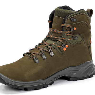 Bota de trekking verde-oliva com detalhes laranja e sola preta