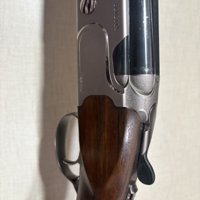 Espingarda Beretta com acabamento metálico e madeira