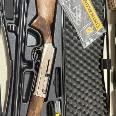 Rifle com coronha de madeira e manual Browning dentro de caixa preta com espuma