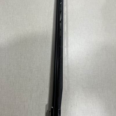 Sistema de elevação de janela de carro metálico preto sobre tecido claro