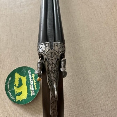Espingarda de canos duplos com detalhes gravados e etiqueta verde