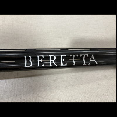 Produto preto cilíndrico com texto branco BERETTA