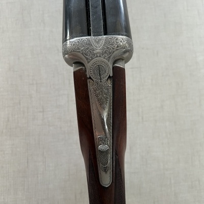 Espingarda de canos duplos com gravações em metal e madeira escura