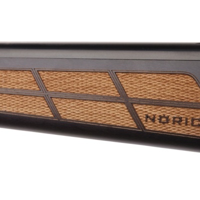 Detalhe em preto e madeira clara com texto NÓRICA