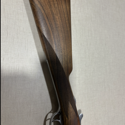 Coronha de espingarda em madeira castanha com grip texturizado e gatilho metálico