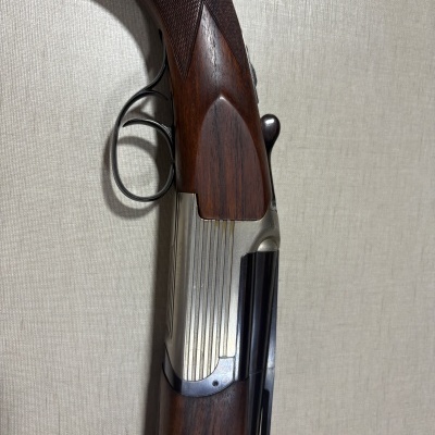 Espingarda de cano duplo com madeira castanha e metal prateado