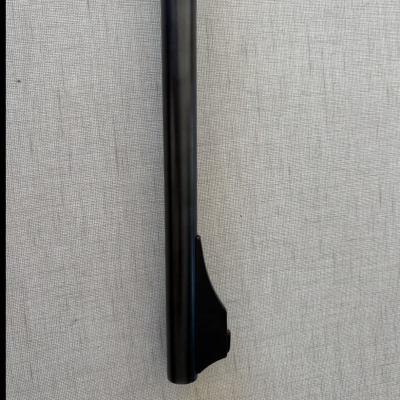 Barra de metal preta com suporte triangular em tecido cinza claro.