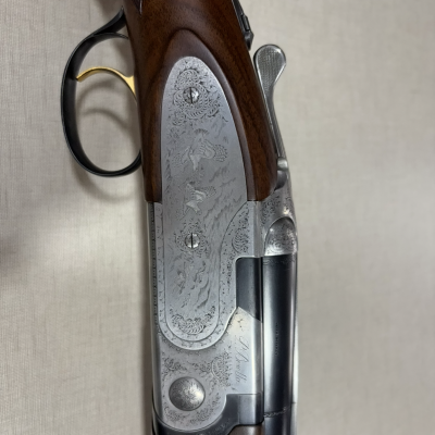 Espingarda com punho de madeira e gravações em metal prateado