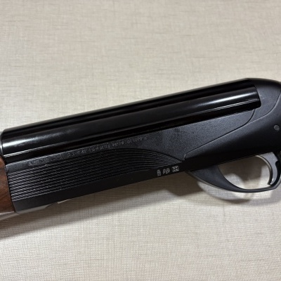 Espingarda de canos duplos em metal e madeira com marcação Benelli Armi Urbino.