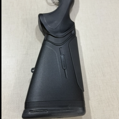 Coronha preta de espingarda com gatilho e texto KICK OFF e HUNTER SELECT