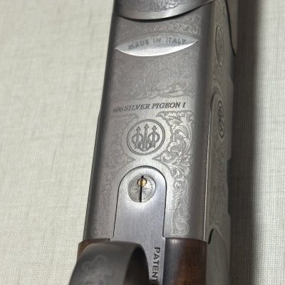 Espingarda com gravações metálicas e madeira