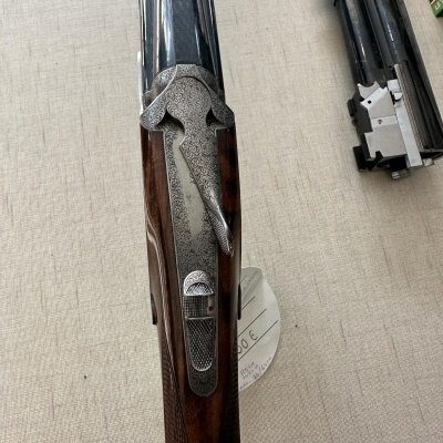 Rifle de caça em madeira e metal com padrão gravado