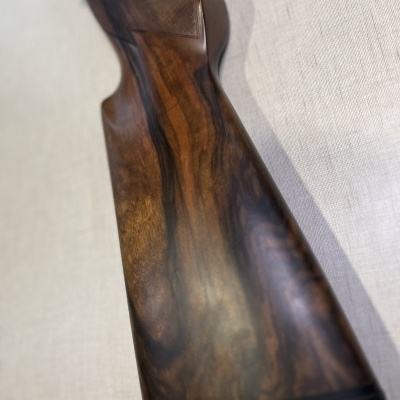 Coronha de madeira escura com apoio de borracha preta