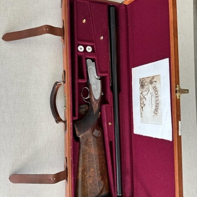 Espingarda desmontada em mala revestida a veludo vermelho com etiqueta interna