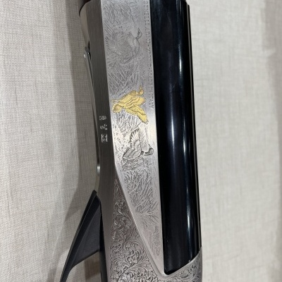 Detalhe de arma de caça com gravações decorativas em metal e madeira