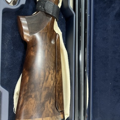 Espingarda de caça com coronha em madeira e canos metálicos em estojo azul