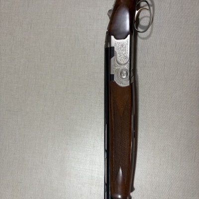 Espingarda Beretta com acabamento em madeira e metal prateado