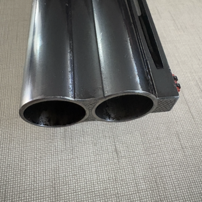 Canos paralelos de arma de fogo em metal preto