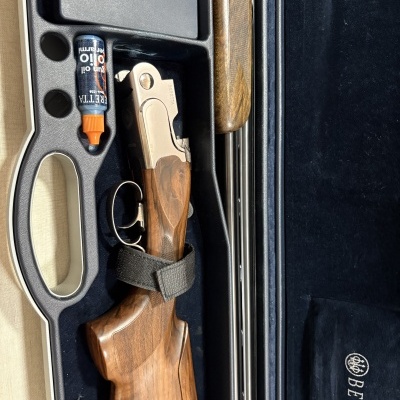 Espingarda Beretta em estojo azul escuro com frasco de óleo