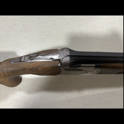 Espingarda de caça Beretta com madeira e metal sobre fundo neutro