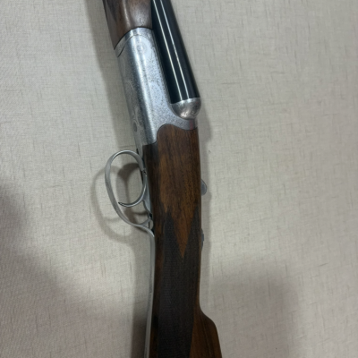 Espingarda dupla com metal azul e madeira castanha escura