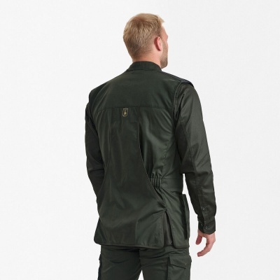 Homem de costas com colete e camisa verde-escuro