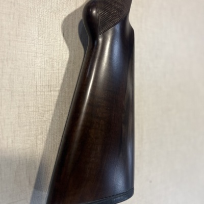 Coronha de espingarda em madeira escura com detalhe texturizado