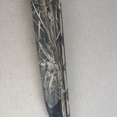 Arma de fogo camuflada com padrão natural em fundo claro