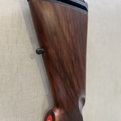 Coronha de arma de fogo em madeira castanha com parte superior preta