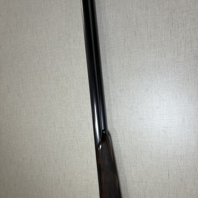 Espingarda com cano duplo e coronha de madeira escura