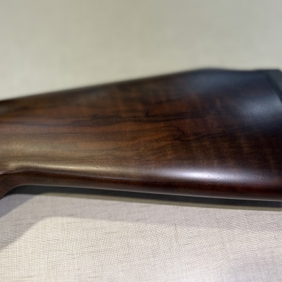 Coronha de espingarda em madeira polida castanha com almofada de borracha preta
