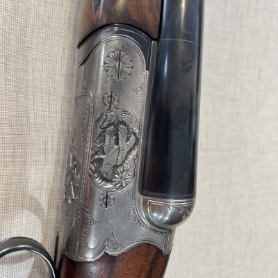 Parte de espingarda em madeira e metal com gravações