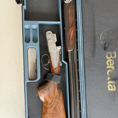 Espingarda Beretta desmontada em estojo azul