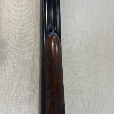 arma de canos duplos com madeira entalhada e metal preto