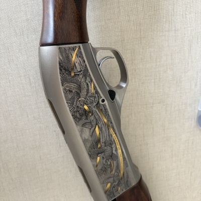 Parte de rifle com punho de madeira e decoração metálica detalhada