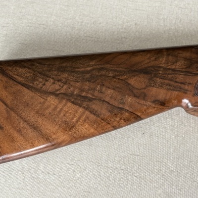 Ponteira de madeira escura com textura natural e ponta de borracha preta