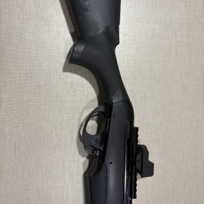 Arma de caça preta Benelli Arm com cabo preto texturizado