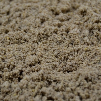 Areia fina bege clara com textura granulada