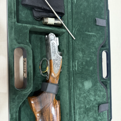 Estojo verde aberto com rifle de madeira e metal gravado, pano preto e estojo metálico