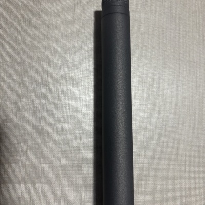 Cilindro preto longo com textura fosca e topo texturizado