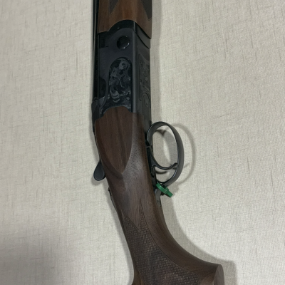 Espingarda de canos duplos com coronha em madeira e corpo metálico com gravações